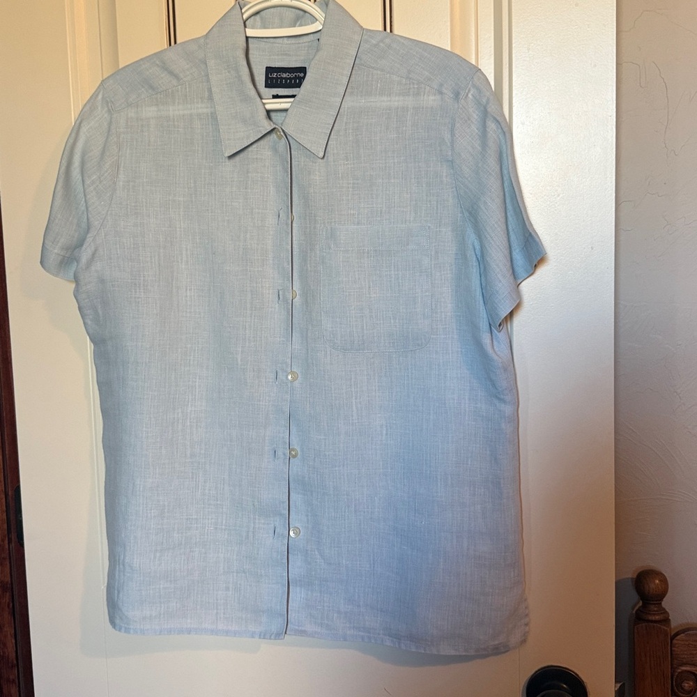 100% Linen Liz Claiborne Liz Sport Beautiful Light Blue Ladies ButtonDown Shirt.
